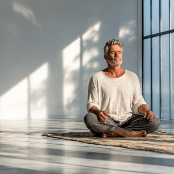 Чоловік у фізичній формі демонструє силу та впевненість